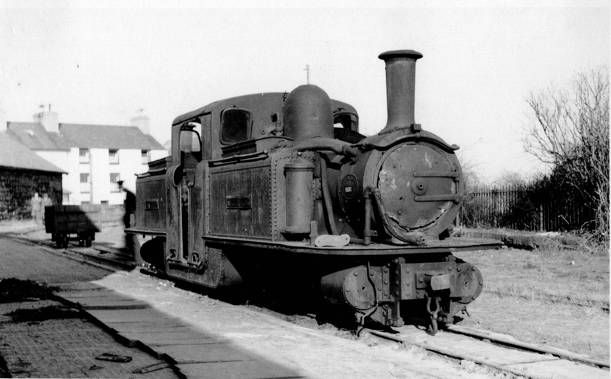 NGRS Collection 3 - Ffestiniog Rly - undated - Fairlie 0440 in delapidated state at Harbour Station Porthmadog - unknown source.jpg