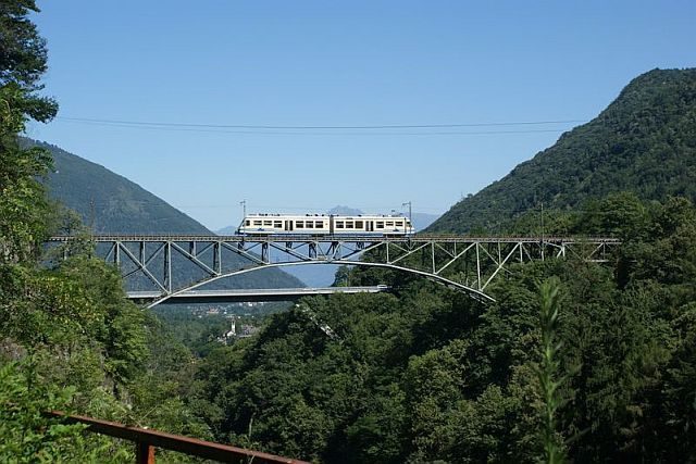 Switzerlands-romantic-Centovalli-train1-640x427.jpg
